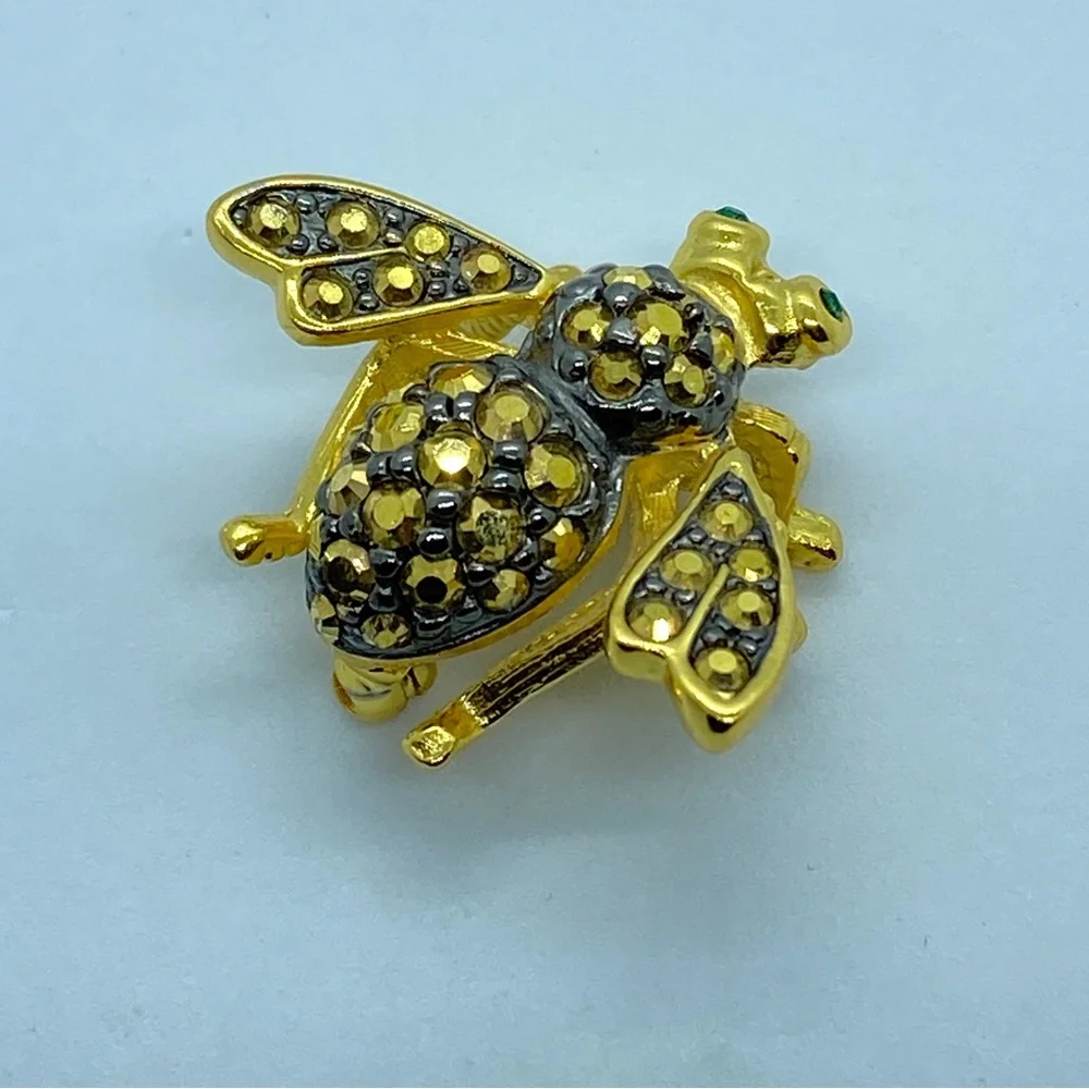 Vintage Unusual JR Black/Grey Enamel Gold Tone Textured Faux Emerald Eyed B… - Picture 4 of 7